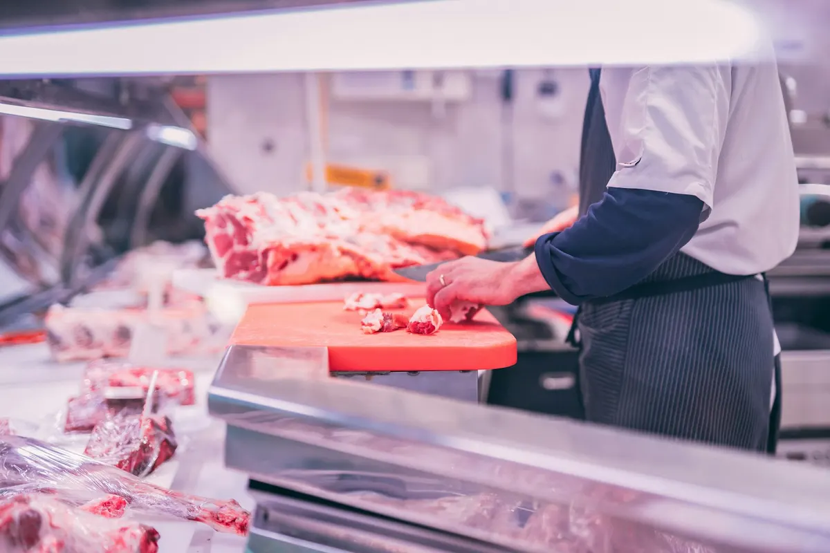 Découpe de viande dans un laboratoire de boucherie soumis à l'agrément sanitaire de la DDPP