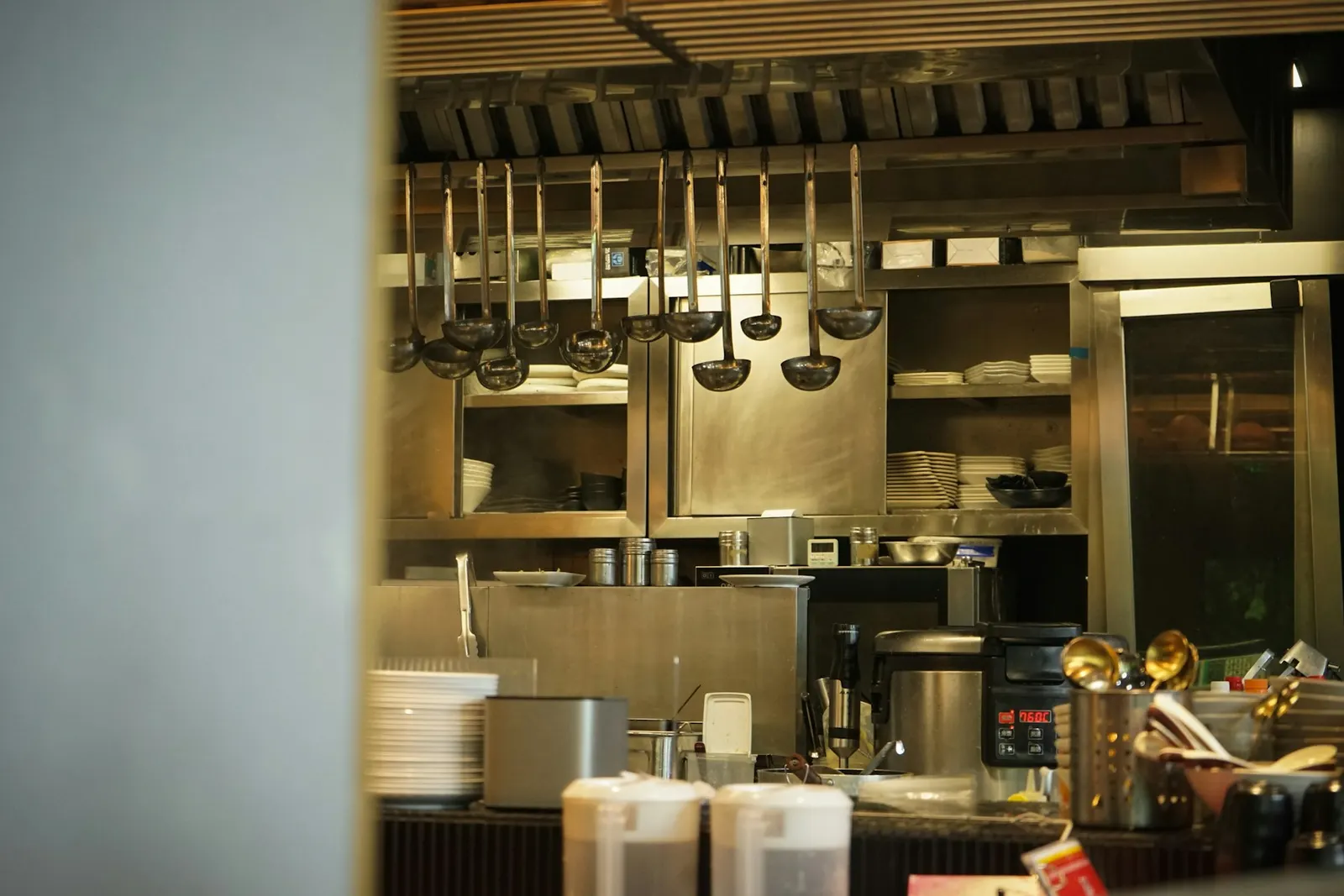 Cuisine professionnelle en inox, aménagée pour l'agrément sanitaire et le respect du plan HACCP