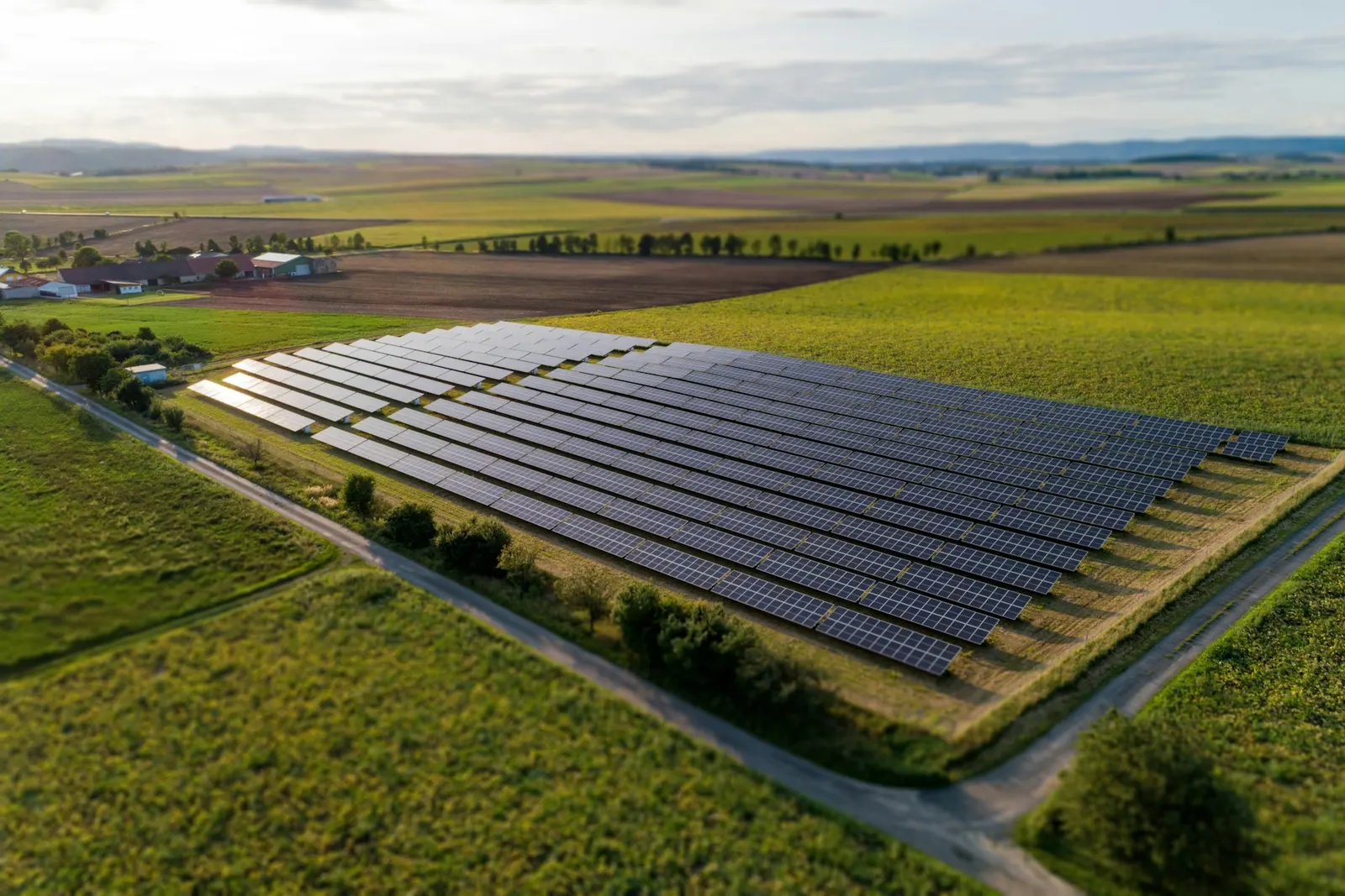 Vue aérienne d'une centrale photovoltaïque au milieu de parcelles agricoles, projet d'agrivoltaïsme