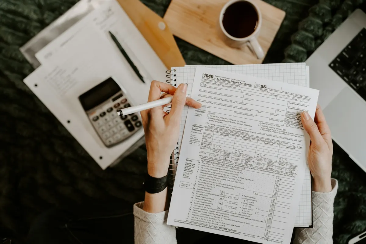 Analyse de documents comptables avec une calculatrice pour établir le budget d'un projet agricole