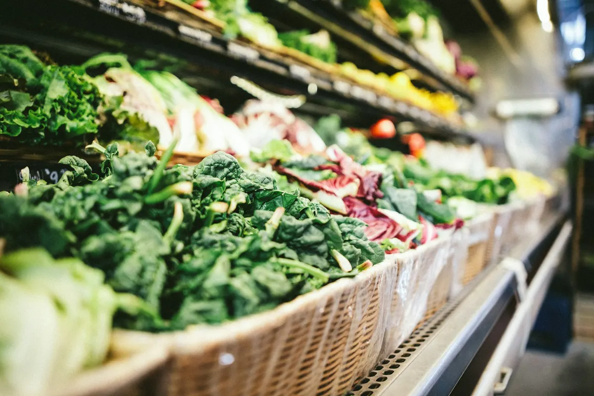 Rayon de légumes frais en grande surface, comparé aux prix des circuits courts