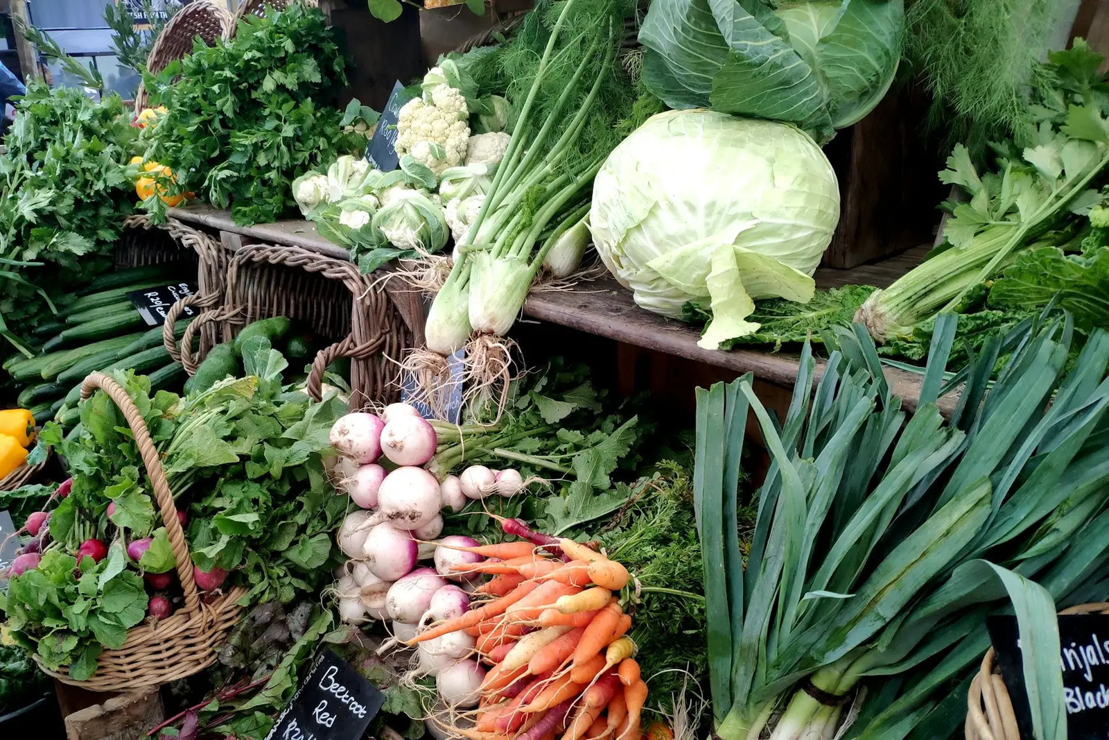 Étal de légumes de saison chez un producteur, carottes, poireaux et chou vendus en circuit court