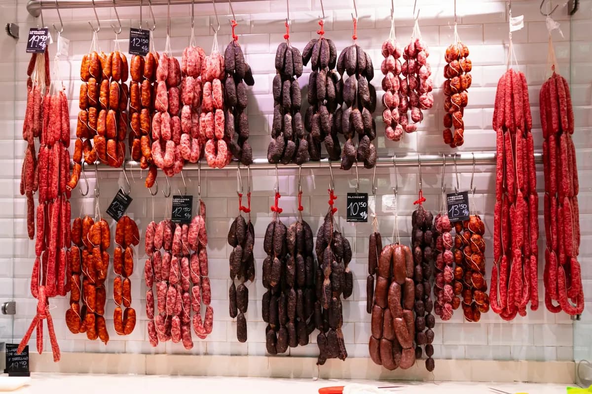Saucisses et saucissons suspendus en rangées, charcuterie fabriquée dans un atelier de transformation de viande