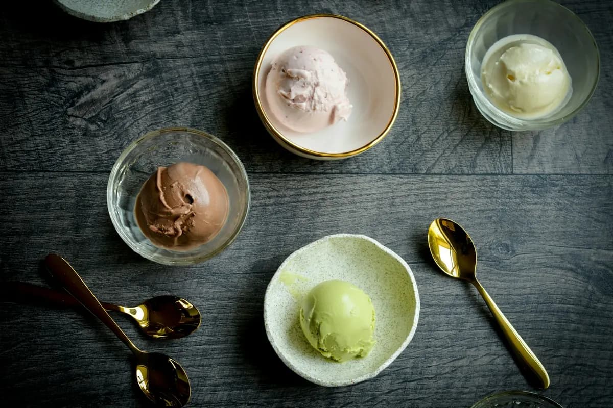 Quatre coupelles de glaces artisanales de parfums différents, glace fermière fabriquée à partir du lait de la ferme