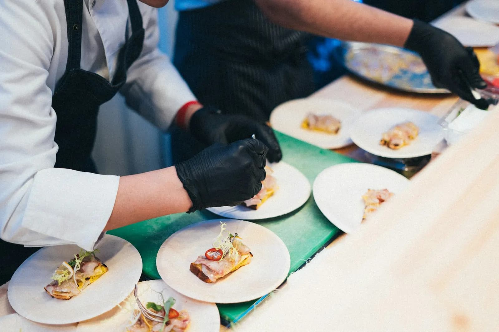 Dressage de produits transformés avec des gants dans un atelier de transformation alimentaire