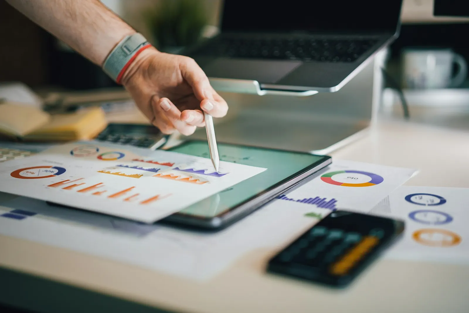 Graphiques et tableaux d'une étude de faisabilité analysés sur une tablette