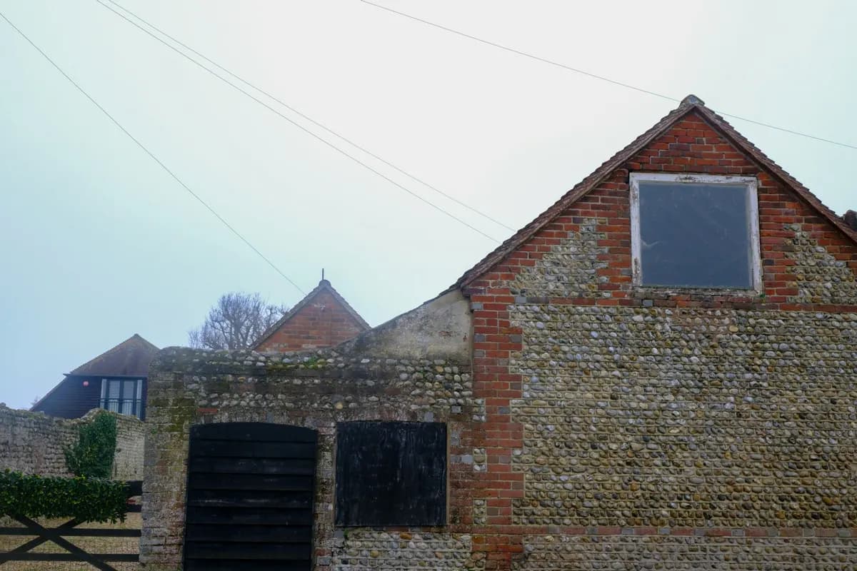 Ancienne grange en pierre et brique à rénover pour un projet de diversification agricole