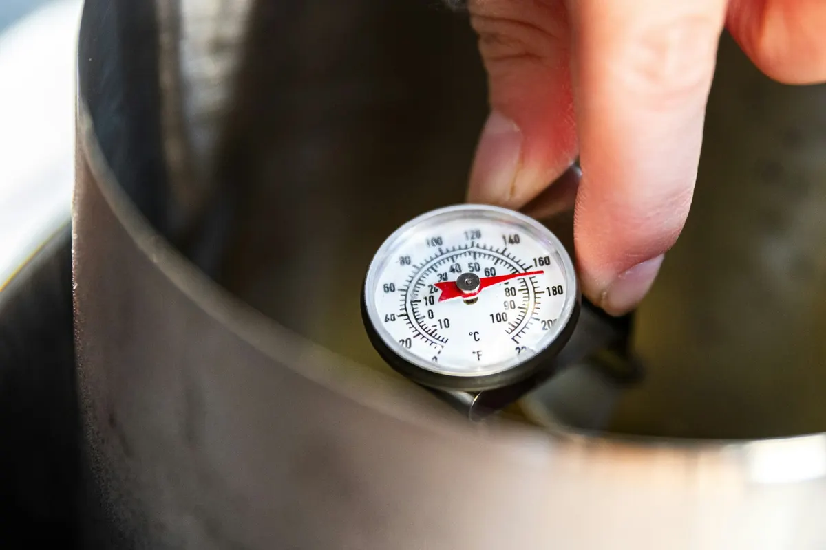 Contrôle de température au thermomètre dans une marmite, exemple de surveillance d'un point critique HACCP
