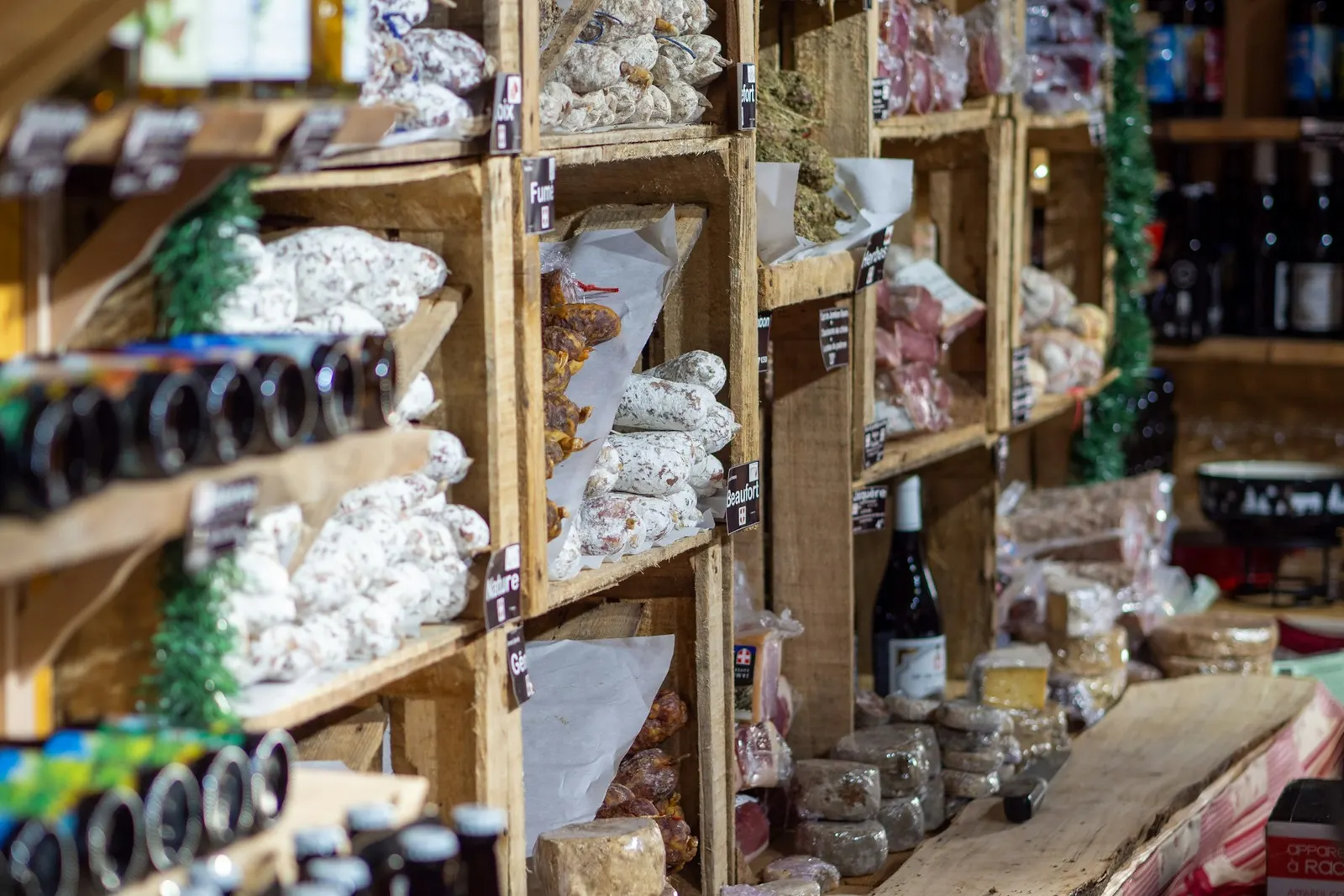 Rayonnages en bois d'un magasin à la ferme proposant des produits locaux et fermiers
