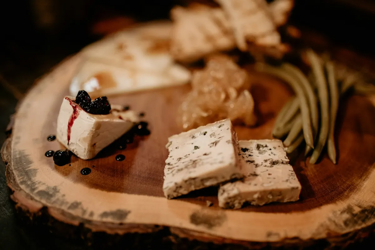 Plateau de fromages fermiers sur une planche en bois, prêts pour la vente en remise directe